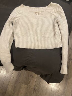 Brandy Melville Cream V-Neck Ribbed Cropped Sweater